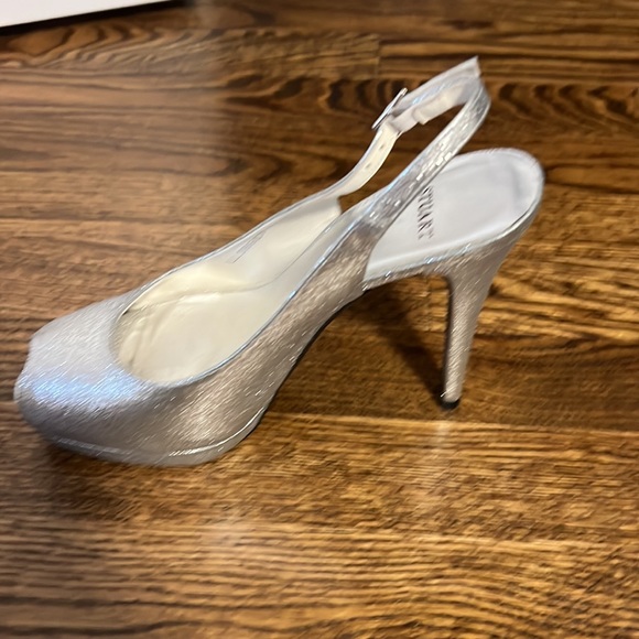 Stuart Weitzman slingback peep toe sandal in silver size 7 - Picture 4 of 4